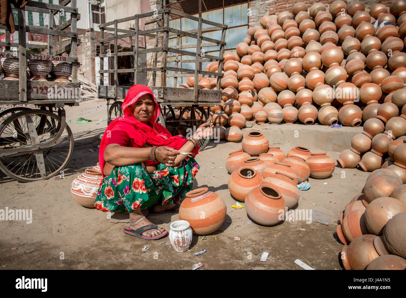 Jaipur, Indien - indische Frau malt Tontopf Stockfoto