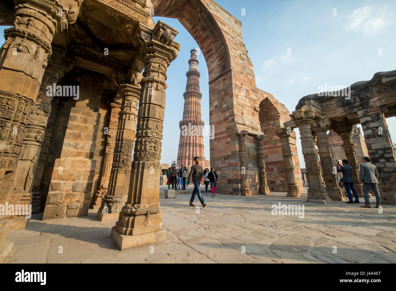 Ruinen und Trümmern des mittelalterlichen Denkmäler umgeben Qutub Minar, die weltweit höchste Minarett Struktur. Die Qutub Komplex befindet sich in Neu-Delhi, Indien. Stockfoto