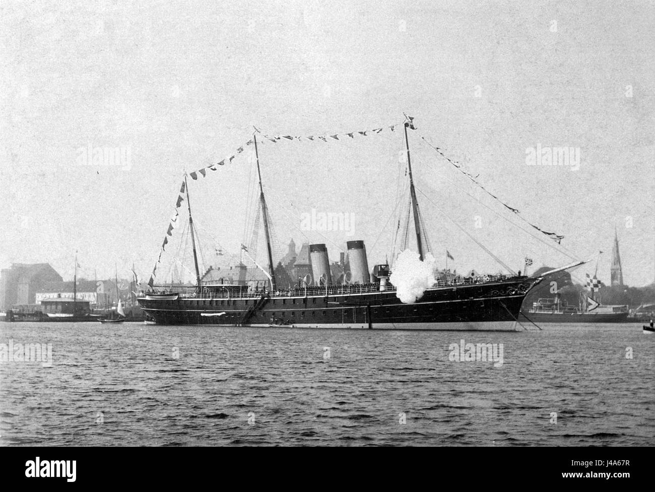 Polyarnaya Zvezda, die sich auf ein historisches Schiff oder eine Expedition bezieht, war von 1888 bis 1970 aktiv. Seine Verbindung nach Kopenhagen weist auf eine internationale oder historische Seeverkehrsverbindung hin. Die Rolle oder Bedeutung der shipâ bei arktischen oder europäischen Erkundungen wird in diesem Verweis erwähnt. Stockfoto