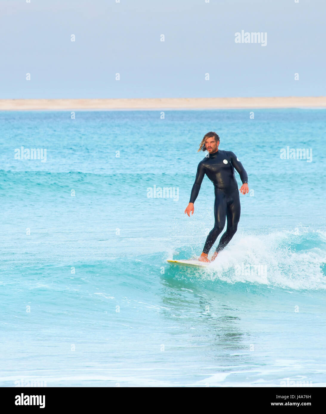 Peniche, Portugal - 2. Dezember 2016: Surfer auf einer Welle im Ozean in Peniche. Portugal ist eines der besten Surf-Szenen in Europa Stockfoto