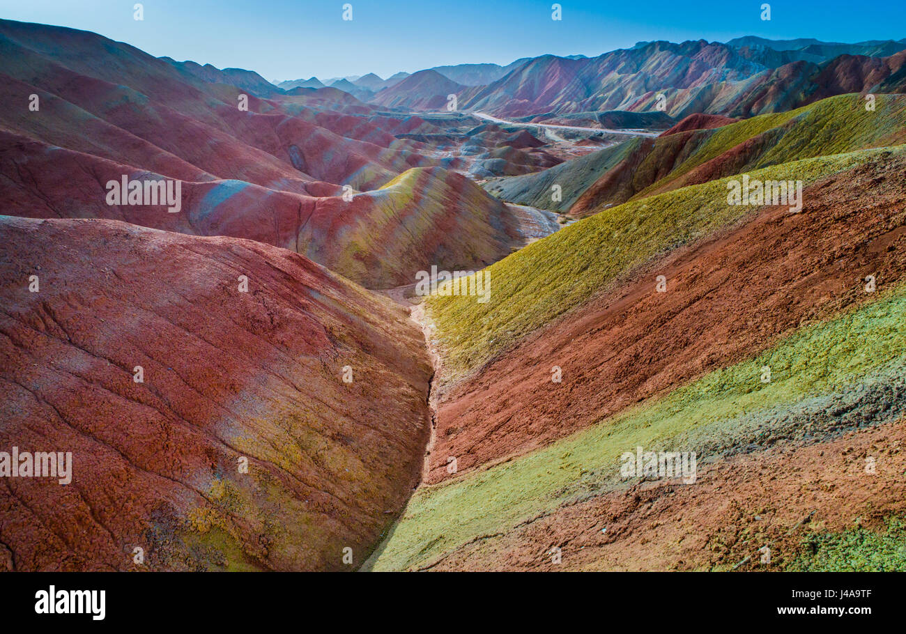 Luftbild auf den regenbogenfarbenen Bergen von Zhangye Danxia Landform geologischen Park in der Provinz Gansu, China, Mai 2017 Stockfoto