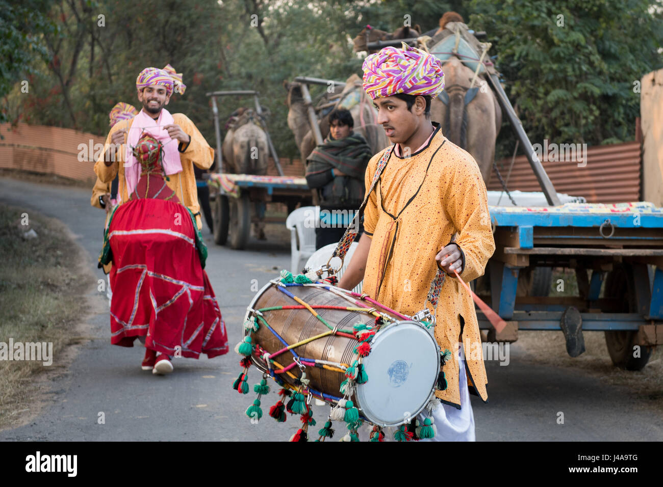 Indische Männer Schlagzeug zu spielen, in den Straßen Stockfoto