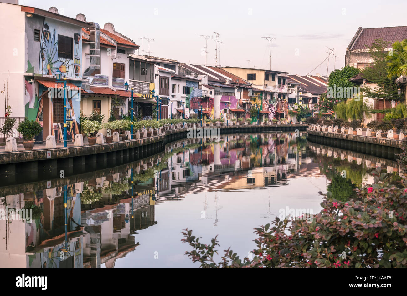 Bunte Häuser am Ufer Flusses in der Altstadt von Melaka, Malaysia Stockfoto