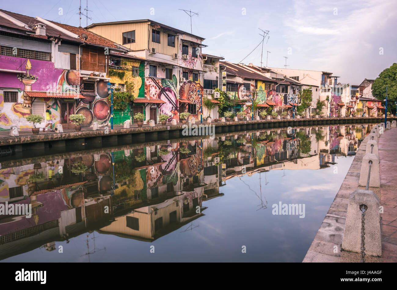 Bunte Häuser am Ufer Flusses in der Altstadt von Melaka, Malaysia Stockfoto