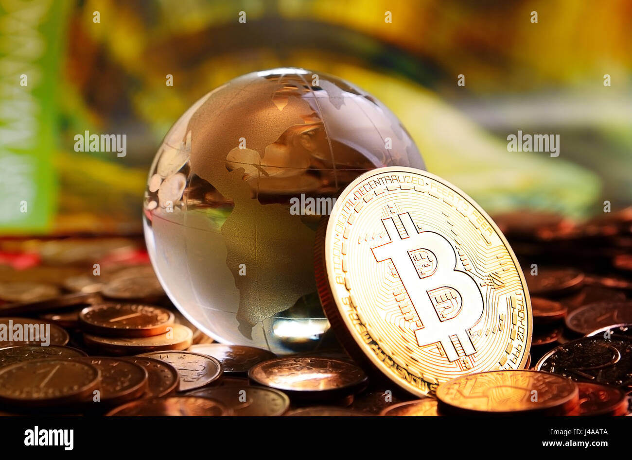 Bitcoin Münzen und Cristal Globe über farbigen Hintergrund Stockfoto