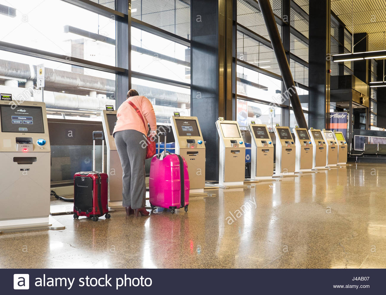 Frau Mit Einen Self Service Ticket Automaten Einchecken Und