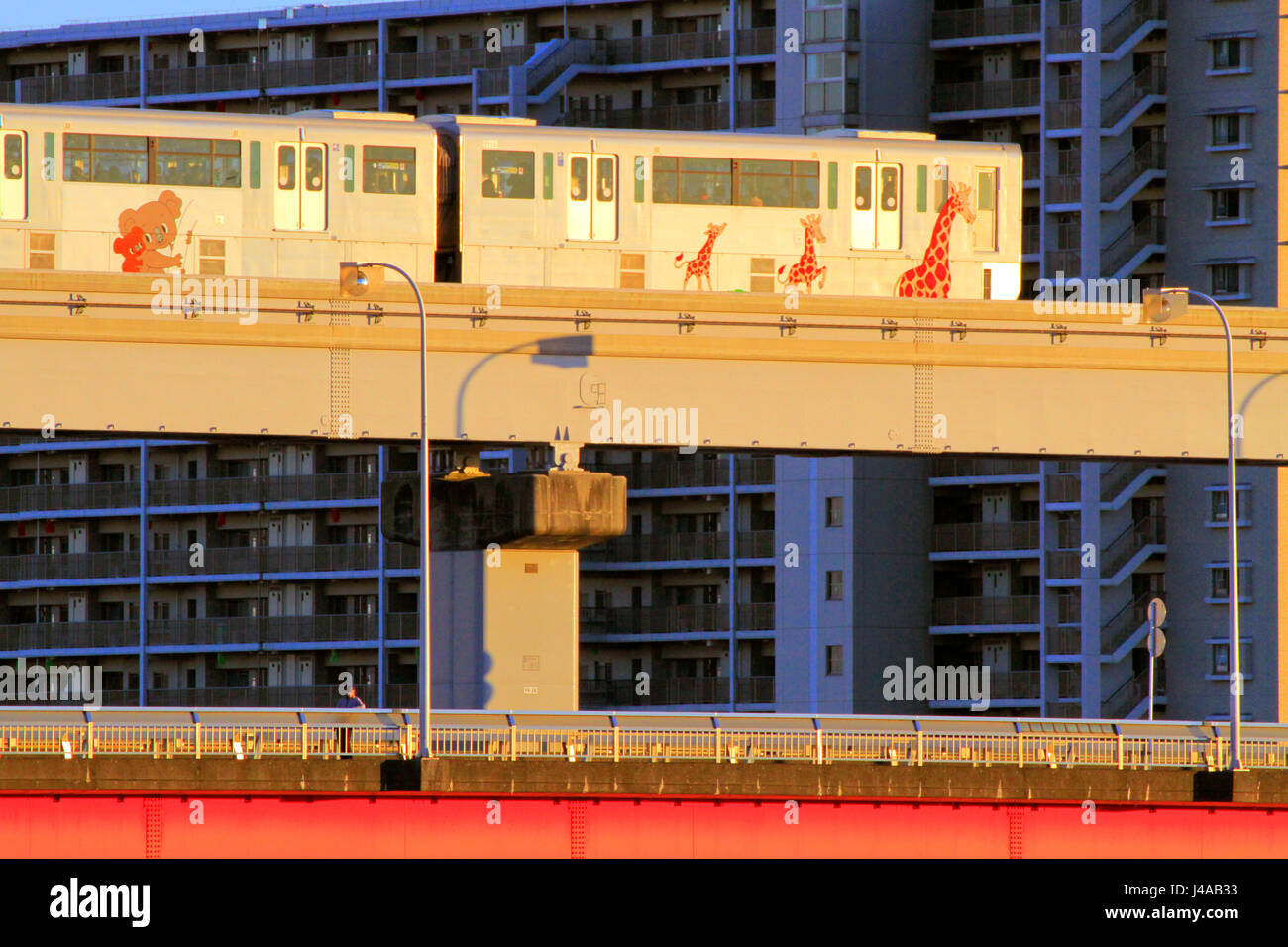 Tama-Monorail Tama Fluss Tachikawa Stadt Tokio über Tappi Bashi Brücke unterwegs Stockfoto