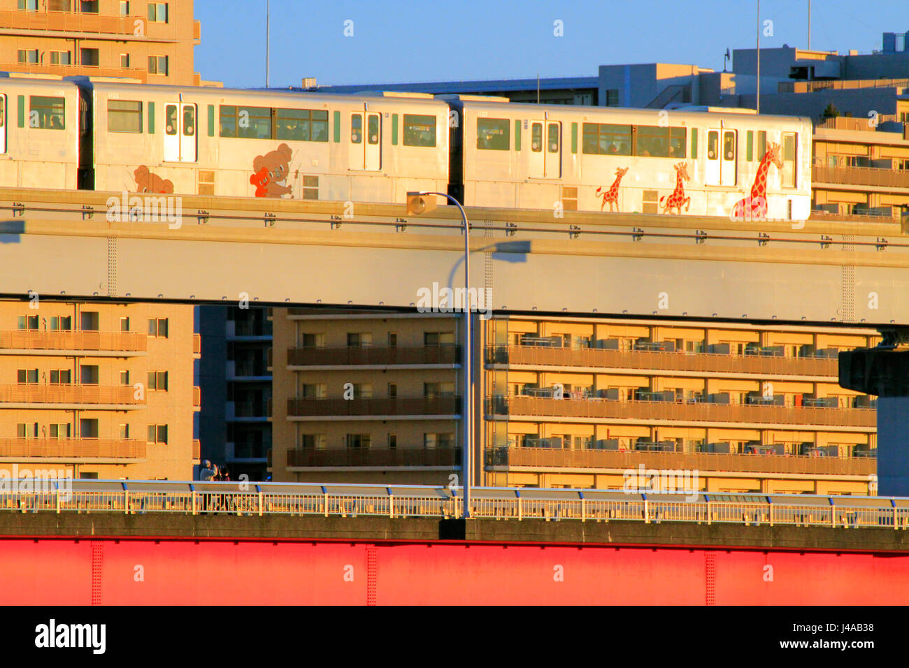 Tama-Monorail Tama Fluss Tachikawa Stadt Tokio über Tappi Bashi Brücke unterwegs Stockfoto