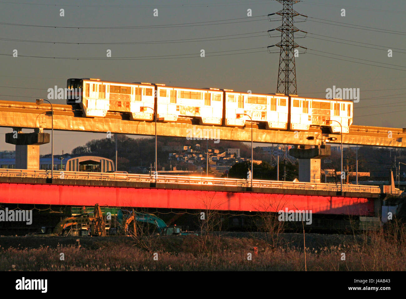 Tama-Monorail Tama Fluss Tachikawa Stadt Tokio über Tappi Bashi Brücke unterwegs Stockfoto