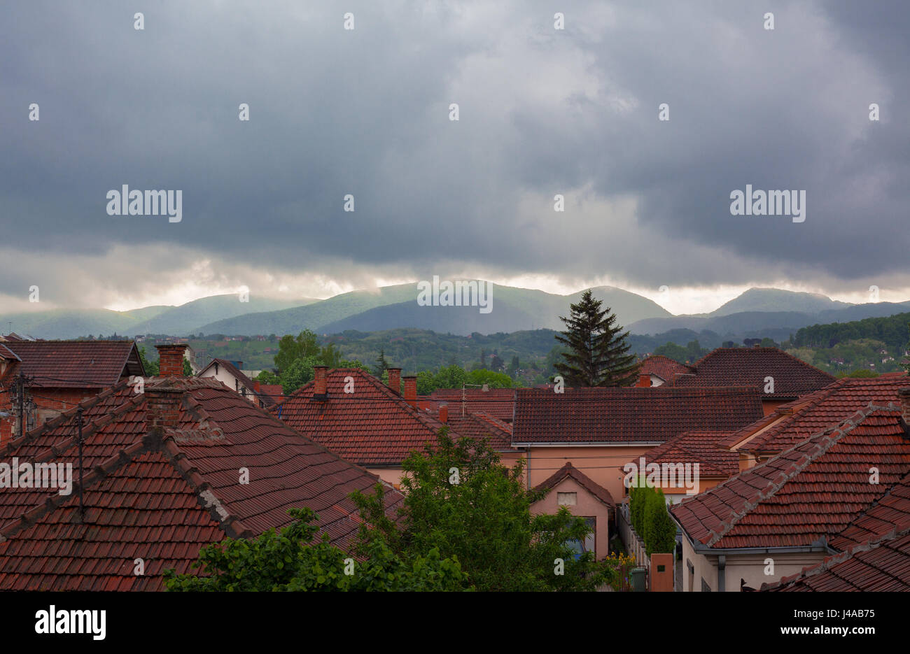 Momente des schlechten Wetters über die Häuser und Dächer, Balkan Stadt Serbiens im Frühling. Stockfoto