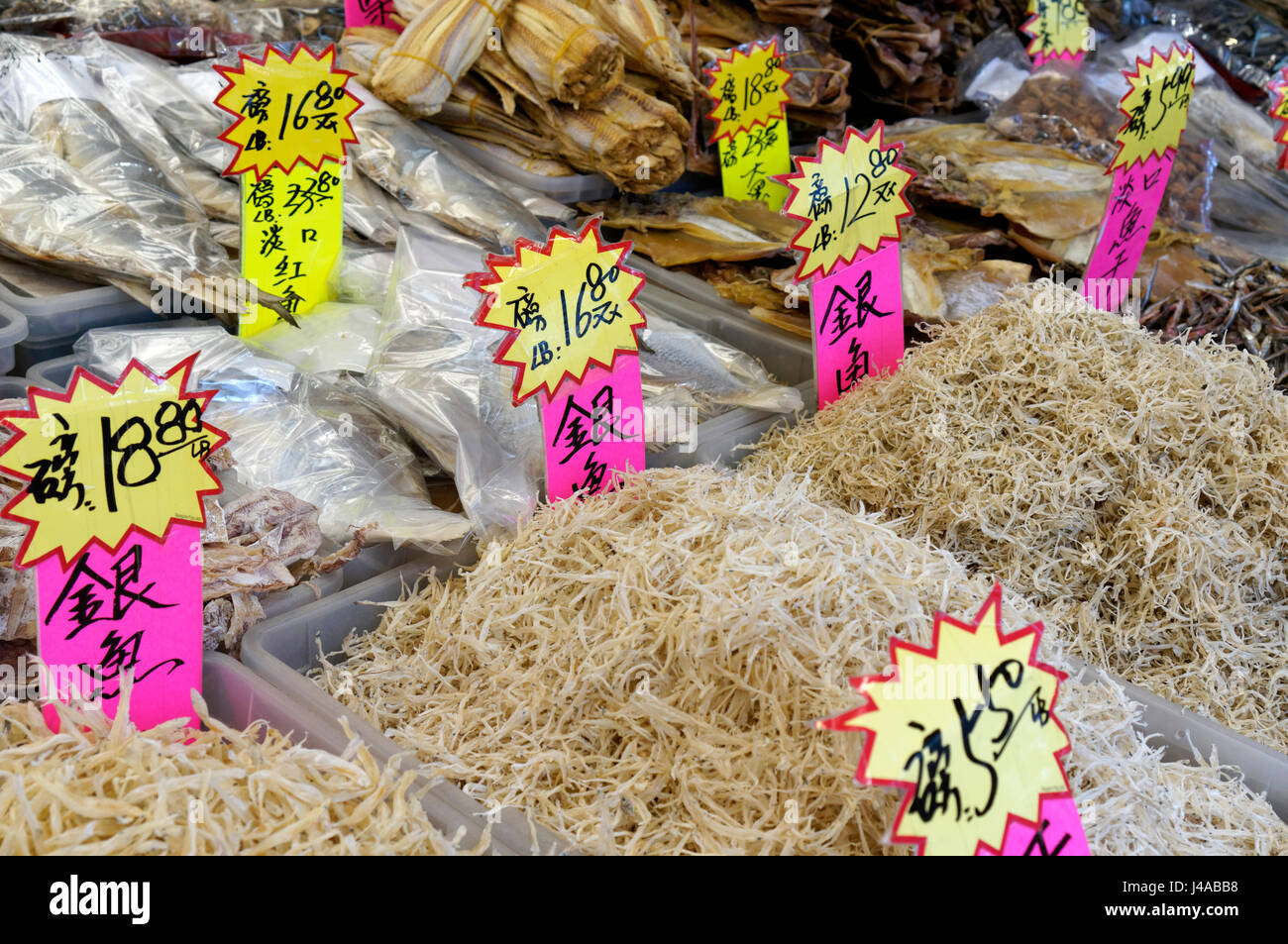 Behälter und Gefäße der traditionellen chinesischen getrocknete Lebensmittel und Kräuter in einem Geschäft in Chinatown, Vancouver, Britisch-Kolumbien, Kanada Stockfoto
