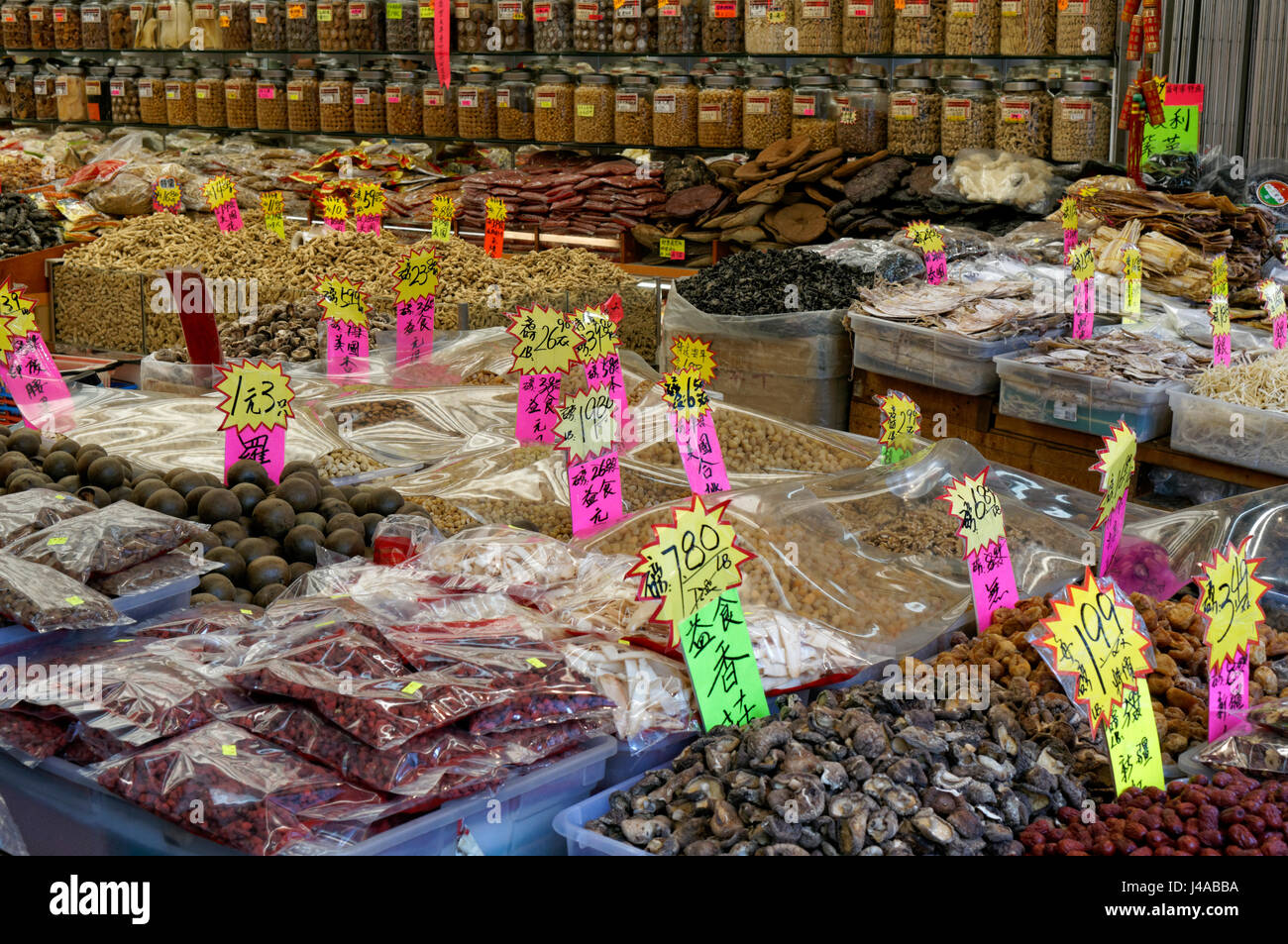 Behälter und Gefäße der traditionellen chinesischen getrocknete Lebensmittel und Kräuter in einem Geschäft in Chinatown, Vancouver, Britisch-Kolumbien, Kanada Stockfoto