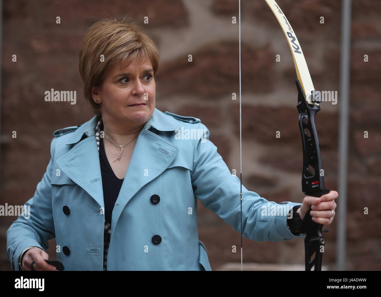 Nicola Sturgeon versucht ihr die hand beim Bogenschießen mit Pfeil und Bogen auf eine Zielscheibe. Stockfoto