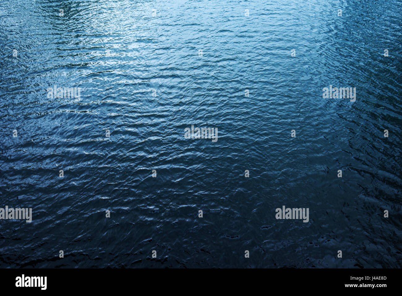 Wasseroberfläche blauen Fluss, Blick von der Brücke Stockfoto