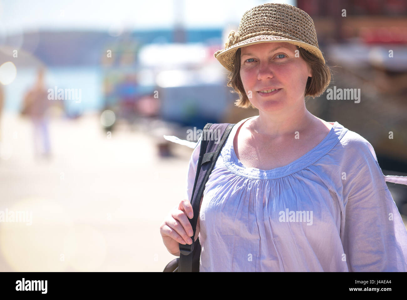 Porträt von Ernst weibliche Touristen mit Strohhut am Meer an sonnigen Tag Stockfoto