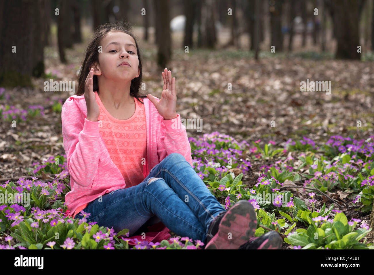 Allergische Reaktion eines Mädchens in unter den Blumen Stockfoto