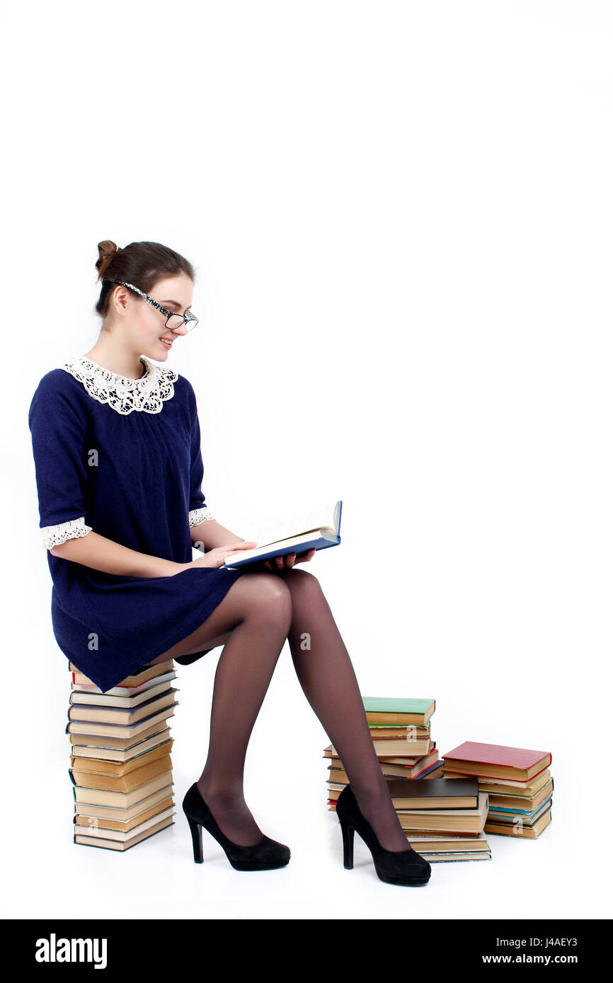 Junge Frau mit Büchern Haufen isoliert auf weiss Stockfoto