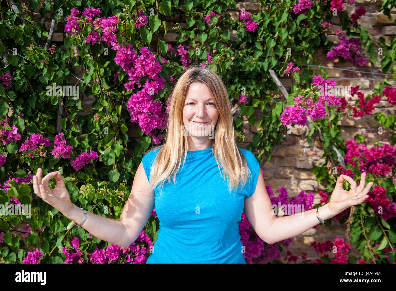 Spanien, Sevilla: Claudia ist eine professionelle Yoga-Lehrerin. Stockfoto