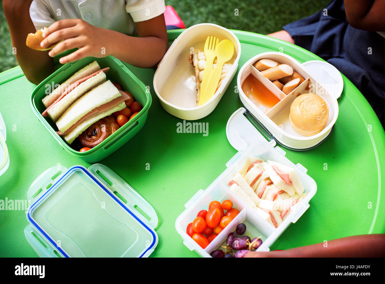 Kindergarten Studentengruppe Mittagspause Essen gemeinsam essen Stockfoto