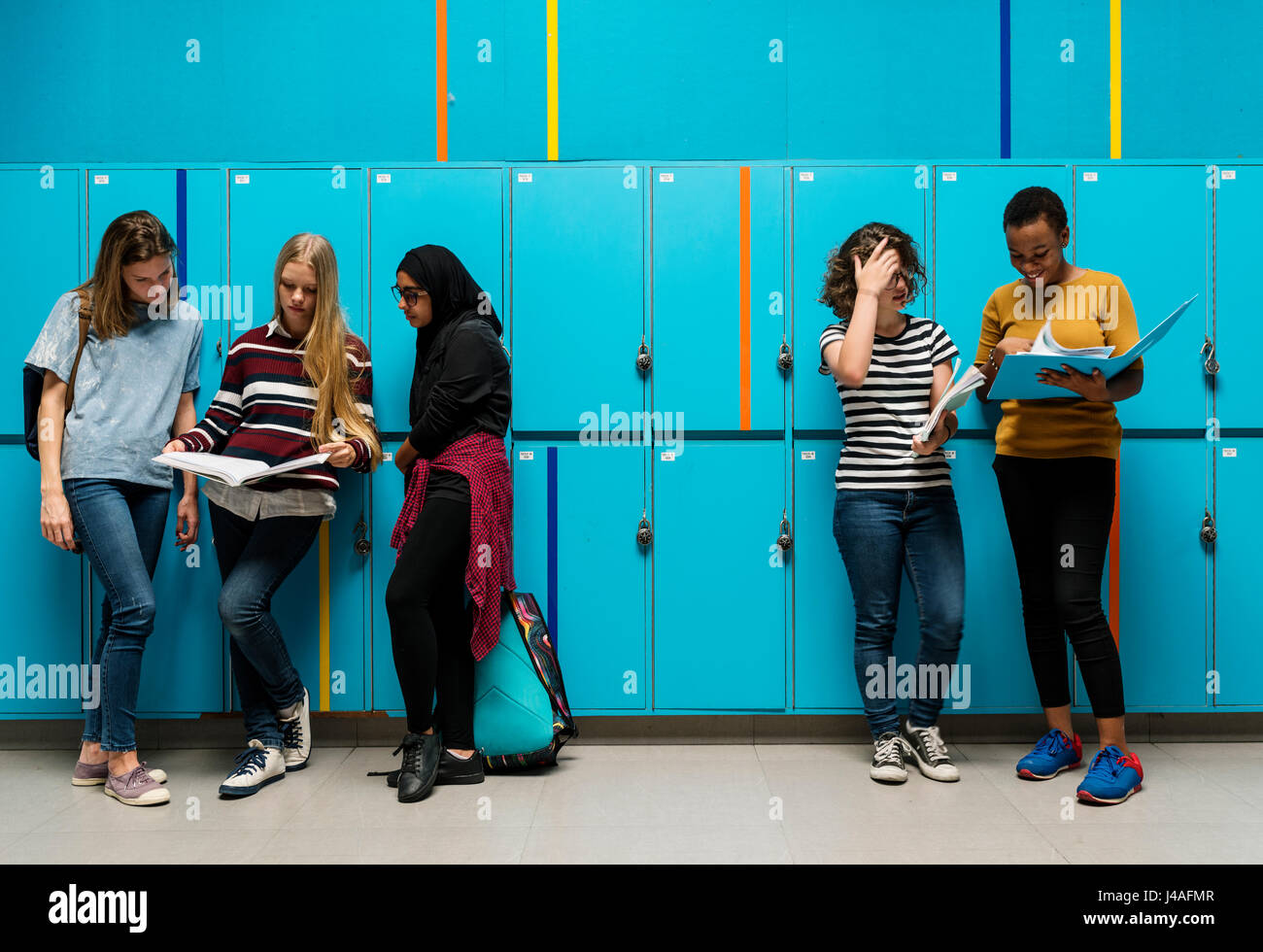 Studenten-Freunde bei Schließfächern Zimmer Stockfoto