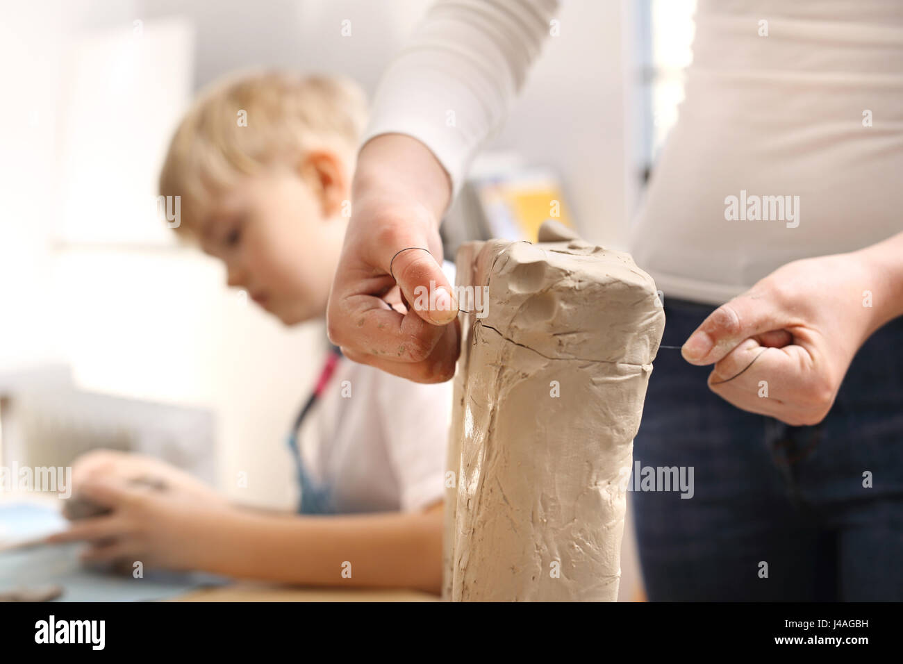 Außerschulische Aktivitäten, Keramik. Ton für Keramik. Natürliche Tonerde für Keramik Clipping des Lehm-Blocks mit einer Vene. Stockfoto