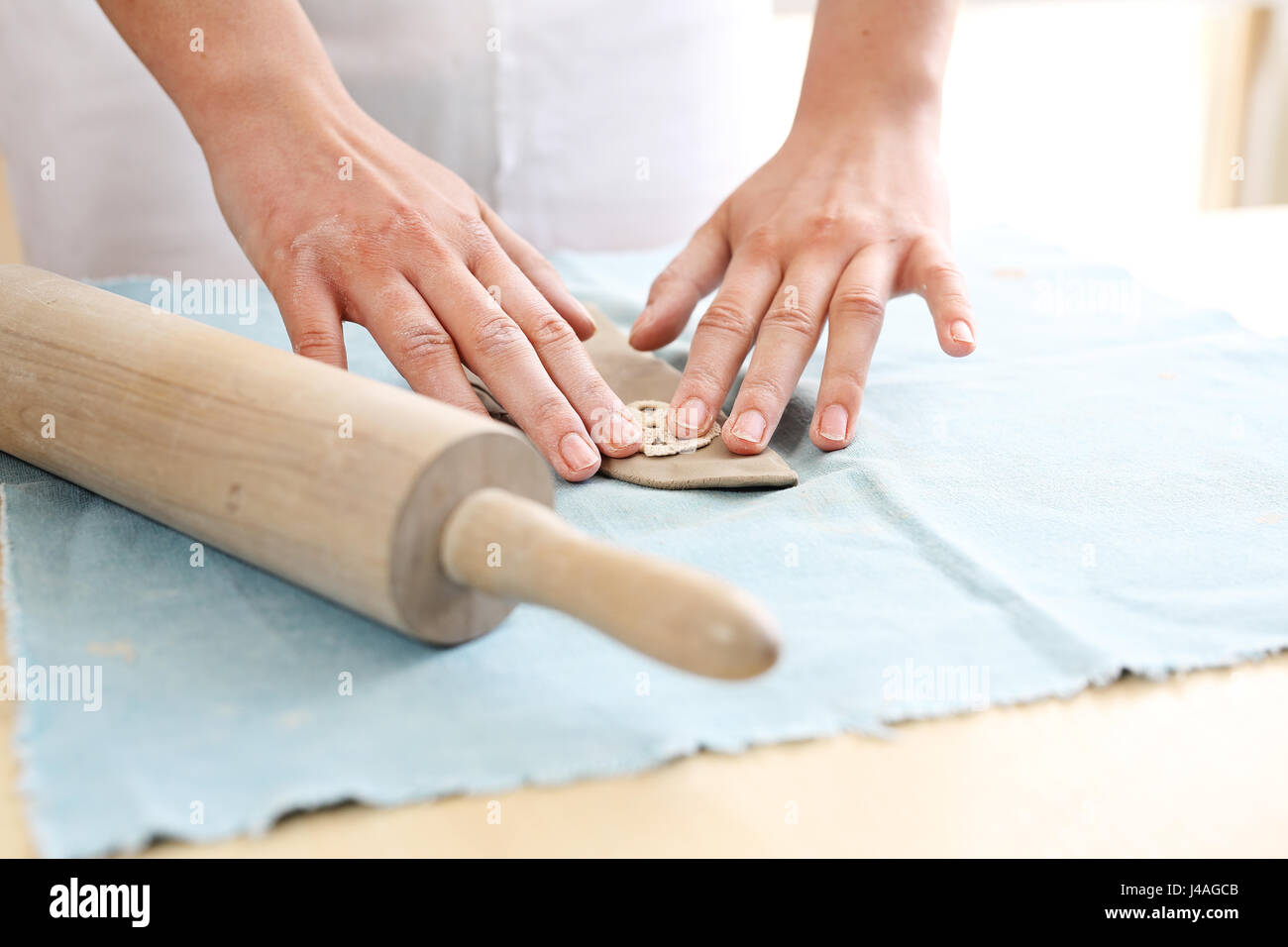 Clay Malerei Kunst-Workshops, molding Clay. Künstlerische Keramik. Handarbeit. Dekoration von Keramik. Weibliche Hände Ton aus Ton. Stockfoto