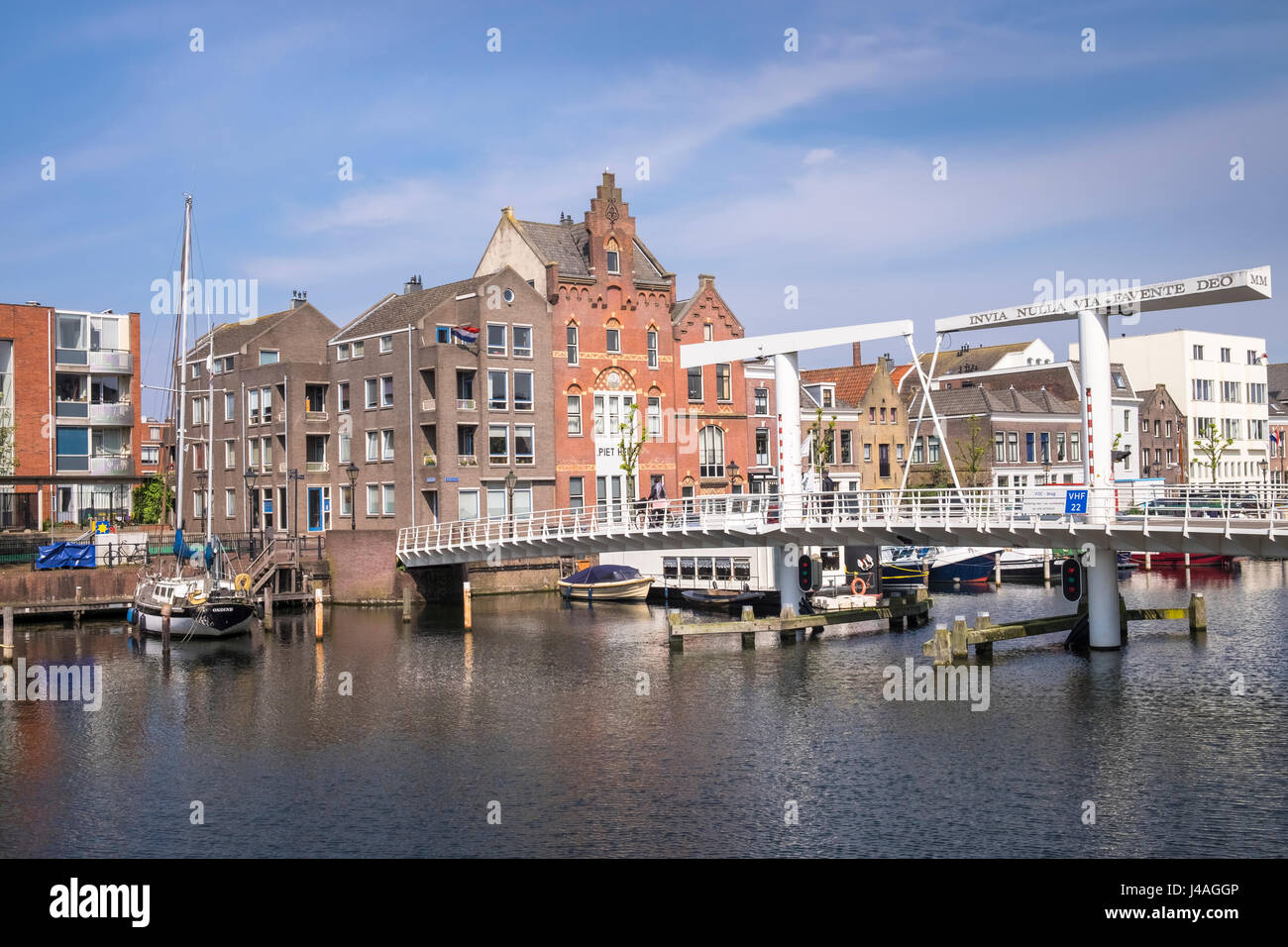 Boote und traditionelle niederländische Architektur im historischen Viertel von Delfshaven, Rotterdam, Niederlande. Stockfoto