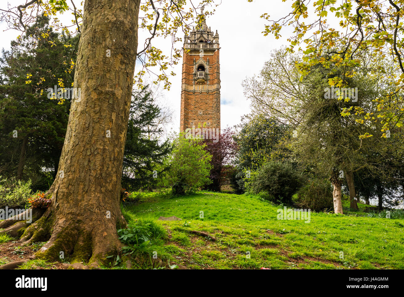 Cabot Tower von Brandon Hill Park gesehen. Bristol, England UK. Ein jahrhundertealte 105ft-Turm, inmitten der wunderschönen Parklandschaft von Brandon Hill in der Nähe von Park Stockfoto