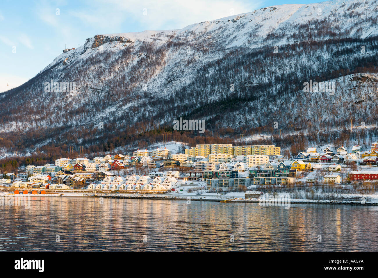 Der Stadtteil Renen der Stadt Tromsø, Norwegen, von einem Kreuzfahrtschiff des Hurtigruten Coastal Express auf dem Weg zum Hafen von Tromsø aus gesehen. Stockfoto