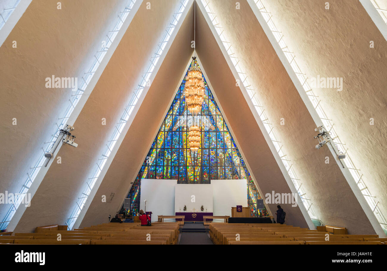 Die "Eismeerkathedrale" oder Tromsdalen Kirche, ein Wahrzeichen von Tromsø, Nordnorwegen, wurde 1965 fertiggestellt. Stockfoto
