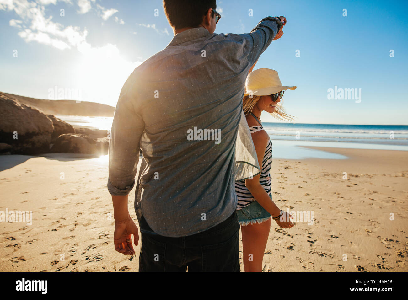 Schuss des romantischen jungen Paare tanzen am Strand an einem Sommertag. Junger Mann und Frau tanzt am Ufer des Meeres. Stockfoto