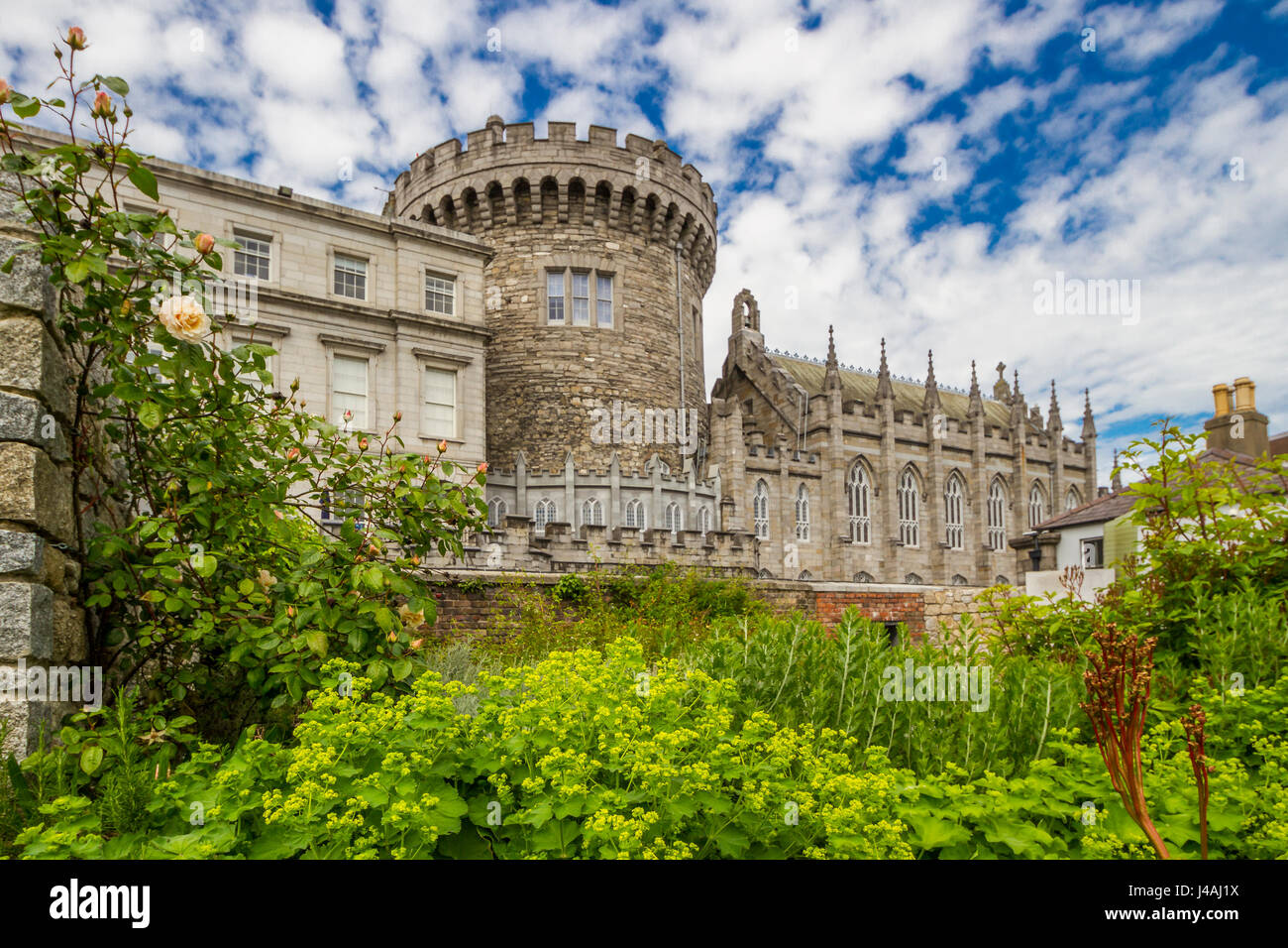 Dublin Castle, Dublin, Irland. Blick über Dubh Linn Gardens, Teil der staatlichen Wohnungen (links), Rekord-Turm (Mitte) und königliche Kapelle (rechts). Stockfoto