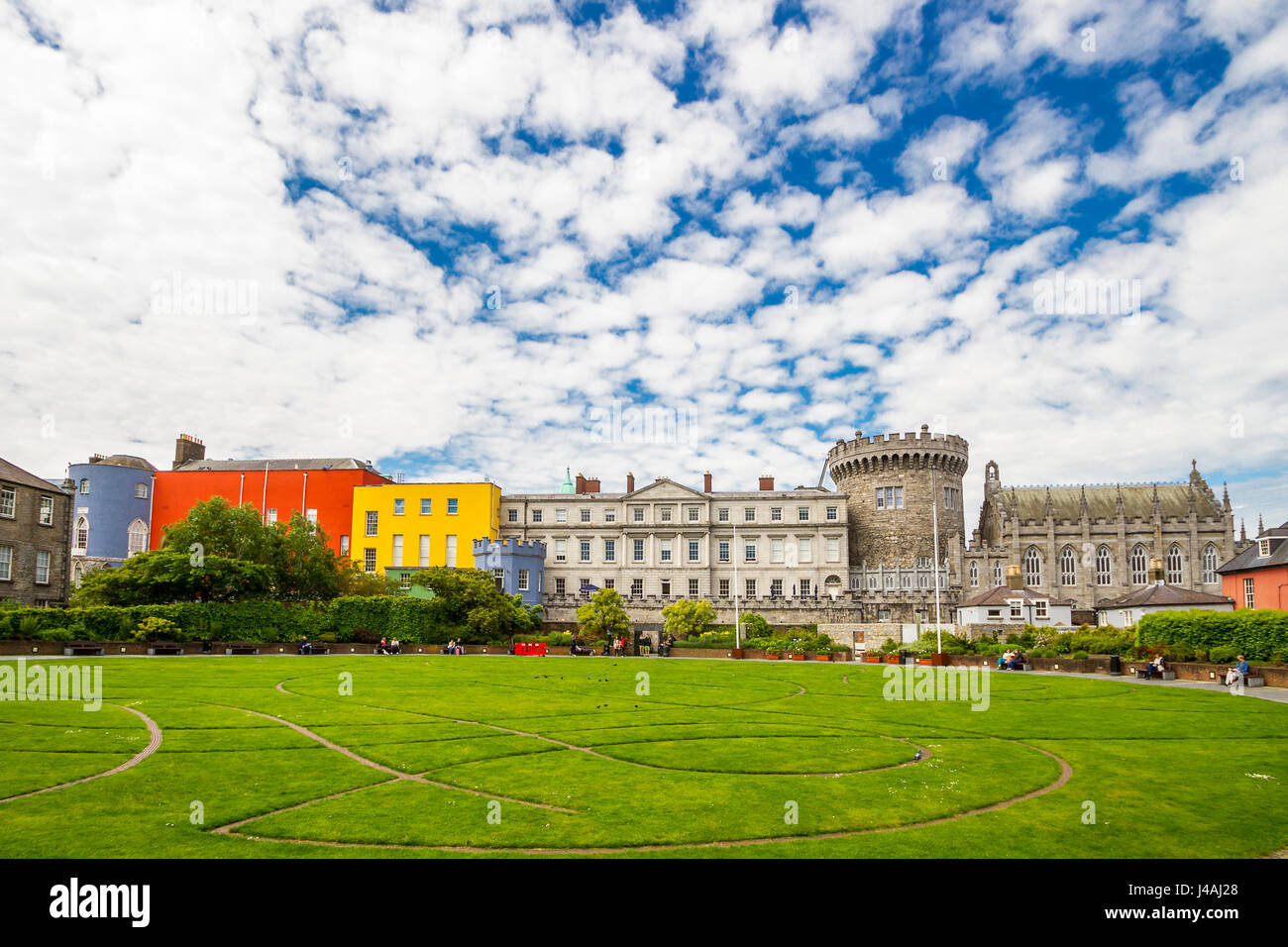 Dublin Castle, Dublin, Irland. Blick über Dubh Linn Gardens Bermingham Turm, staatliche Appartments, achteckigen Turm, Rekord-Turm und Chapel Royal. Stockfoto