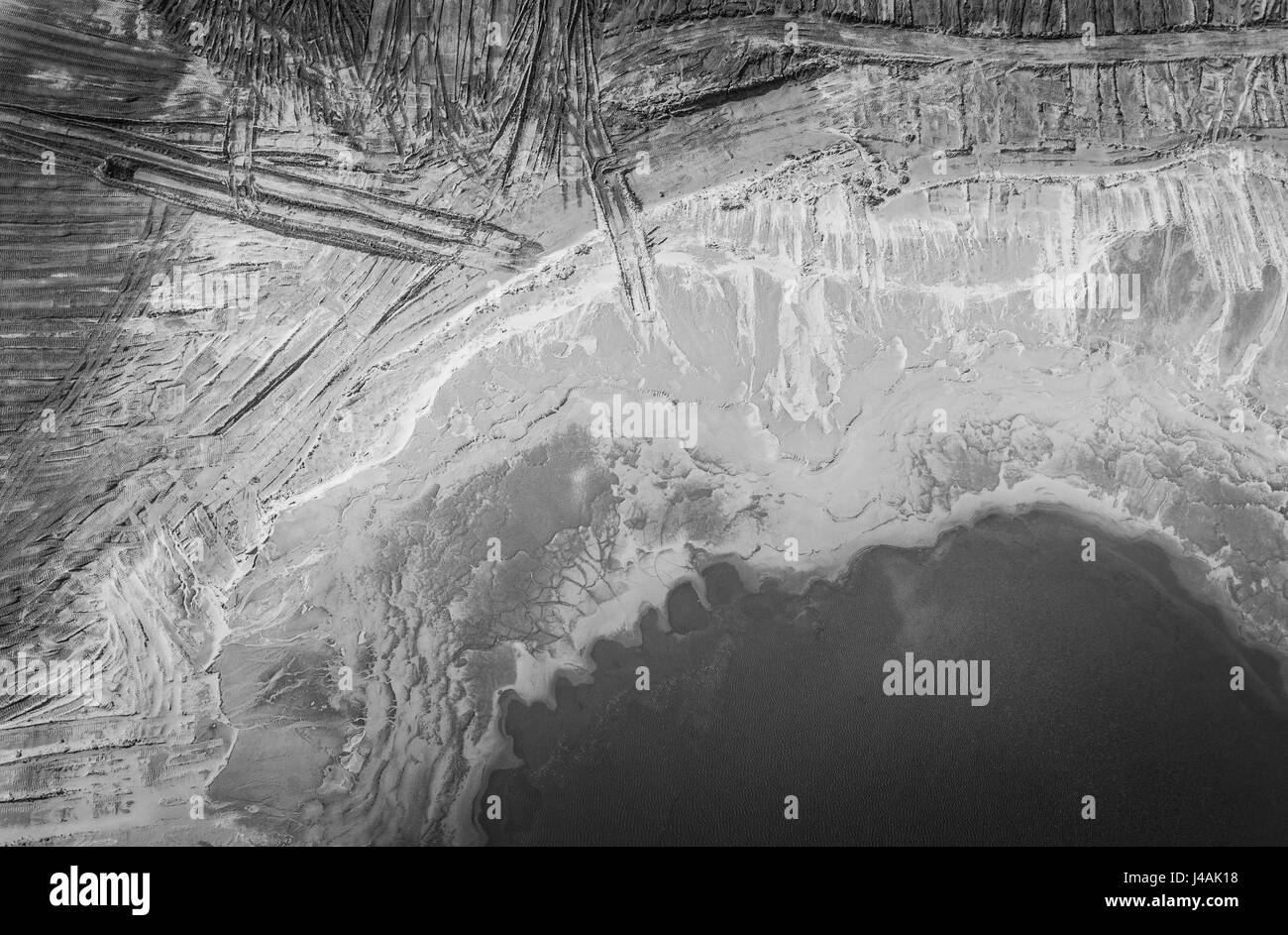 Degradierte Landschaft in Polen. Zerstörtes Land. Ansicht von oben. Surrealistische See. Stockfoto