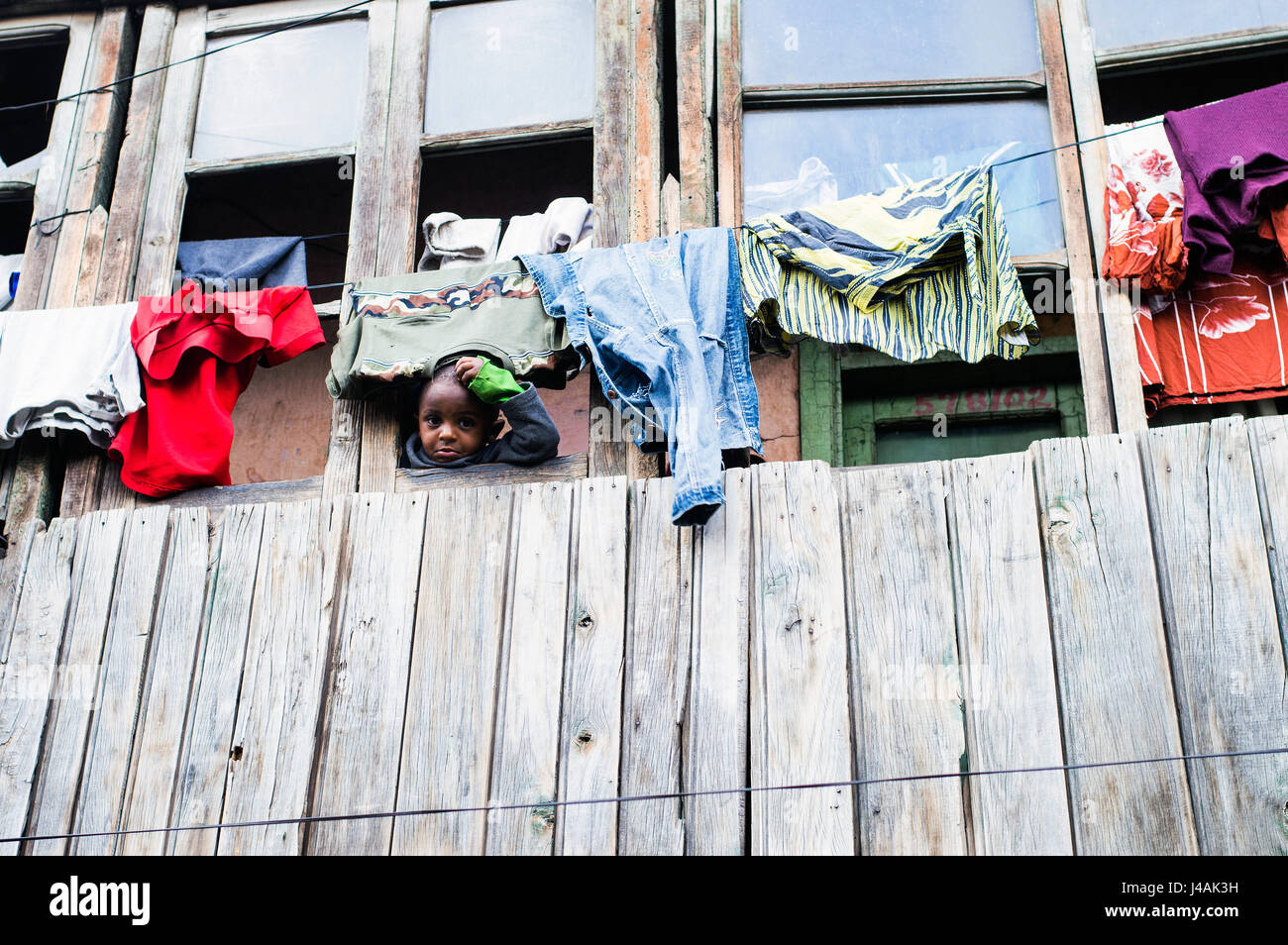 Kleiner Junge in Slumviertel Rückseite Piazza, Addis Abeba, Äthiopien Stockfoto