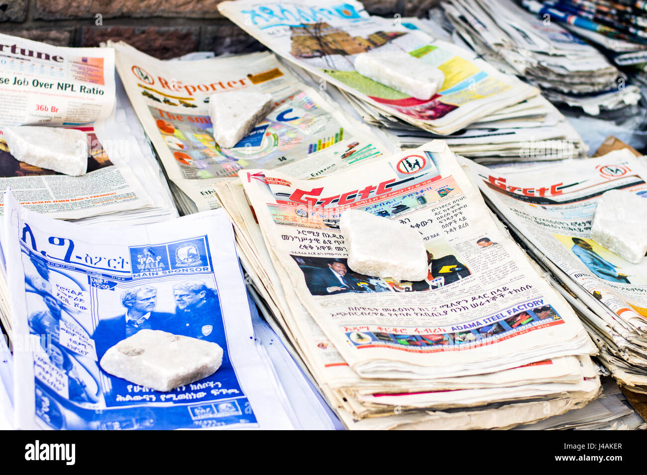 Lokale Zeitungen zum Verkauf, King George V1 Road, Arat Kilo, Addis Ababa, Äthiopien Stockfoto