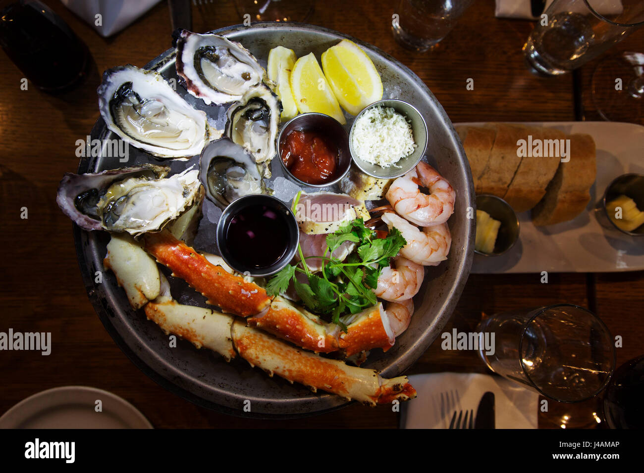 Eine Meeresfrüchte-Platte mit regionalen Produkten serviert in Vancouver, Kanada. Das Essen ist lokal bezogen. Stockfoto