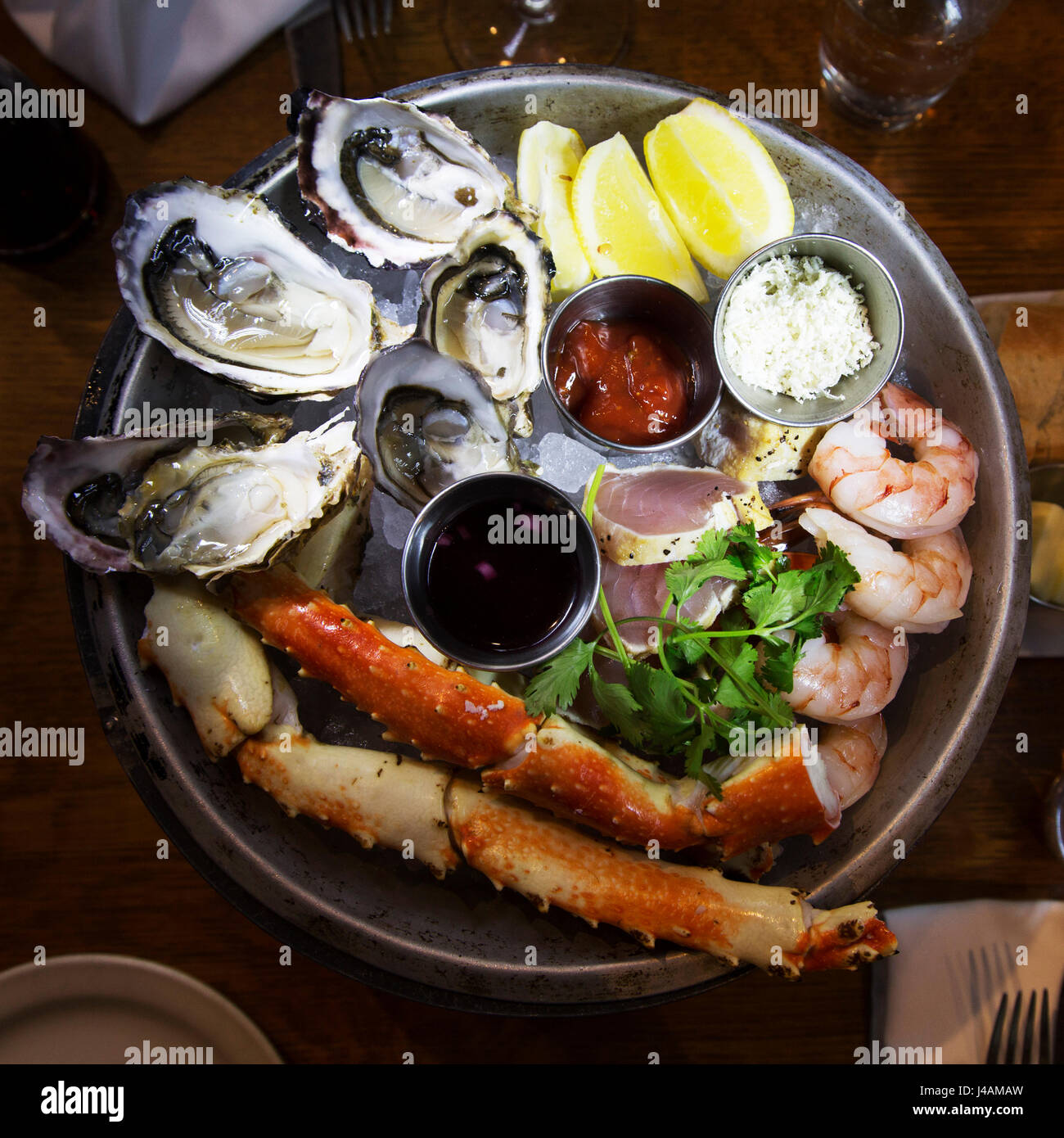 Eine Meeresfrüchte-Platte mit regionalen Produkten serviert in Vancouver, Kanada. Das Essen ist lokal bezogen. Stockfoto