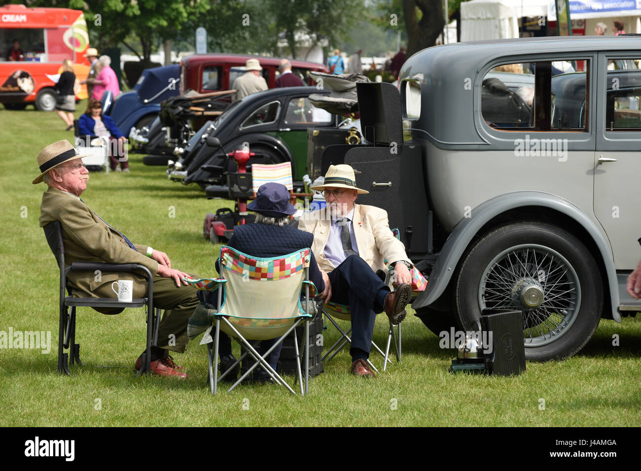 Oldtimer-Besitzer entspannende neben ihren motor Oldtimer am Malvern zeigen Uk 2017 Stockfoto