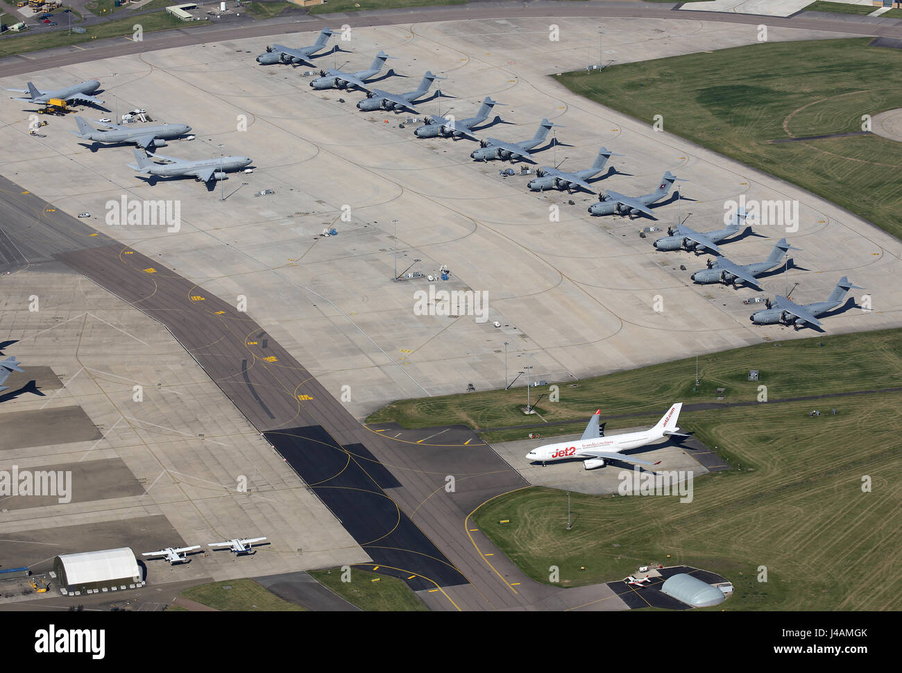 Zehn A.400 Grizzly Transportflugzeuge dominieren die Rampe zu RAF Brize Norton zusammen mit Airbus A.330 Tanker. Stockfoto