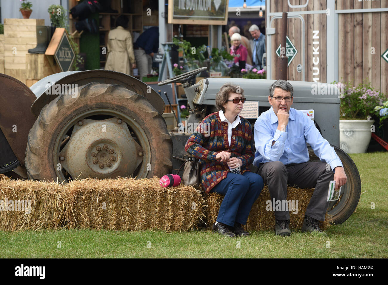 Paar erholsame neben alten Oldtimer Ferguson-Traktor am Malvern zeigen Uk 2017 Stockfoto