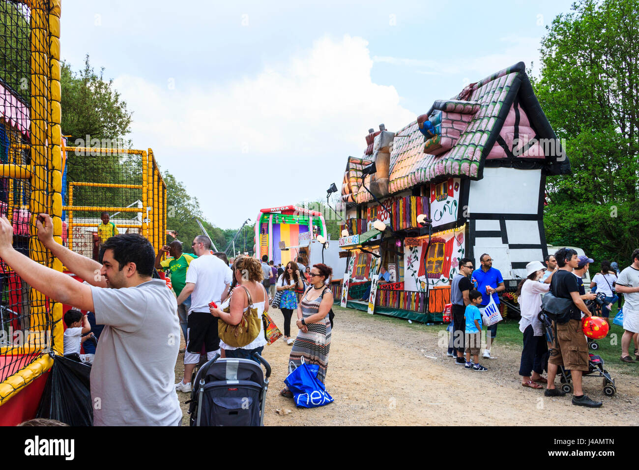 Die "Crooked Cottage' bei einer Bank Holiday Familie Kirmes, London, UK Stockfoto