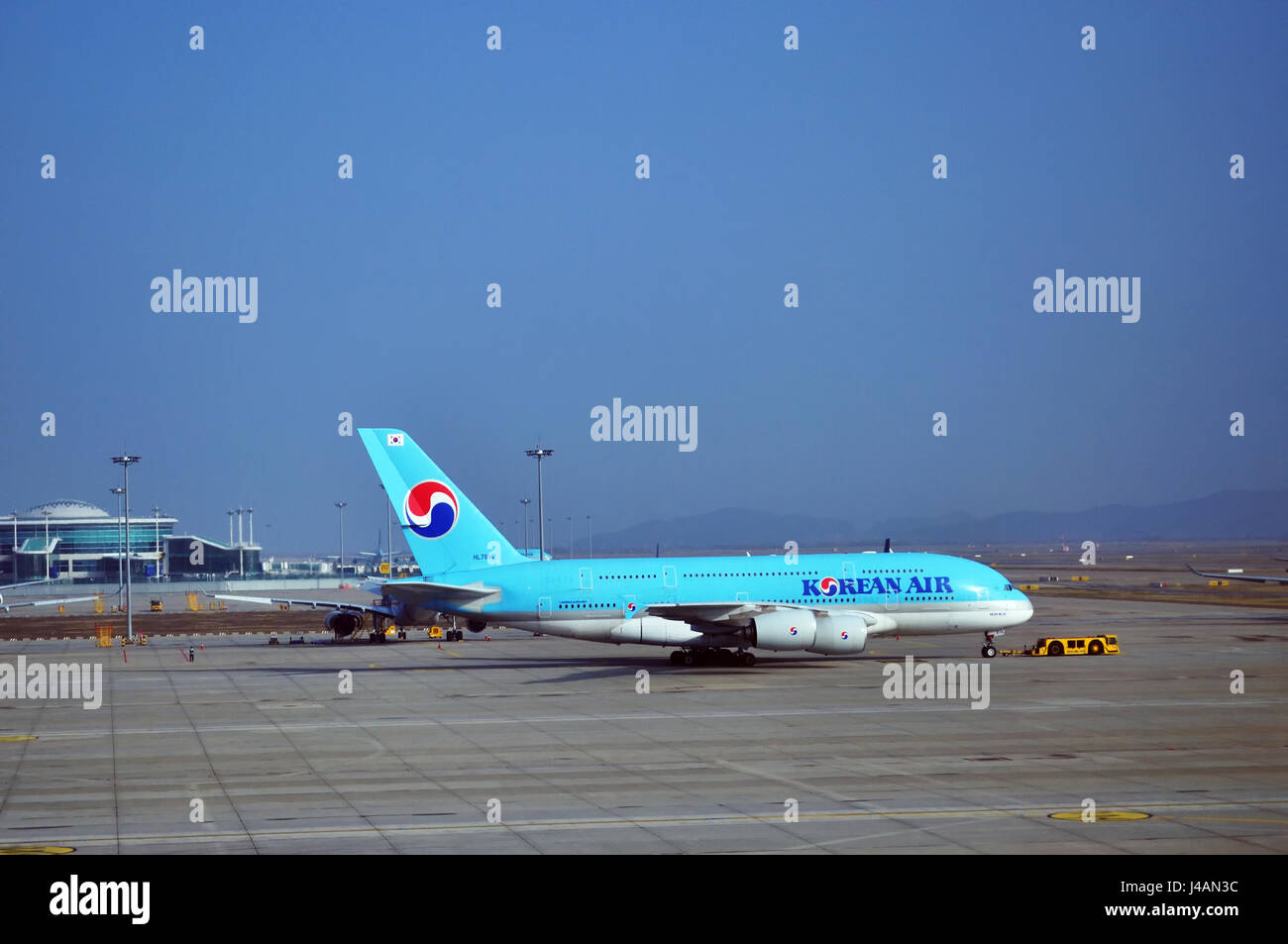 SEOUL, Südkorea - 9. April 2017 - Korean Air Airbus A380-800 Rollen entlang der Piste in Incheon International Airport. Stockfoto