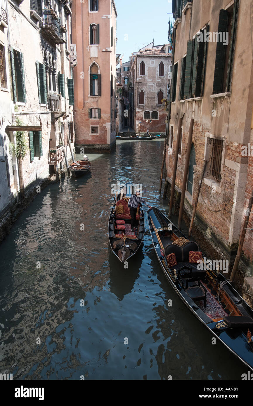 Kanal mit einer Gondel in Venedig Stockfoto