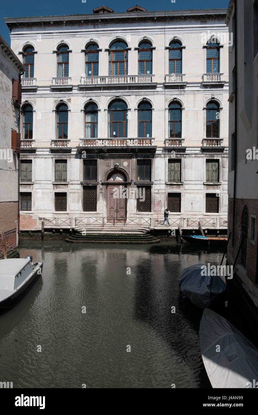 Palazzo in Venedig mit Wasser Stockfoto