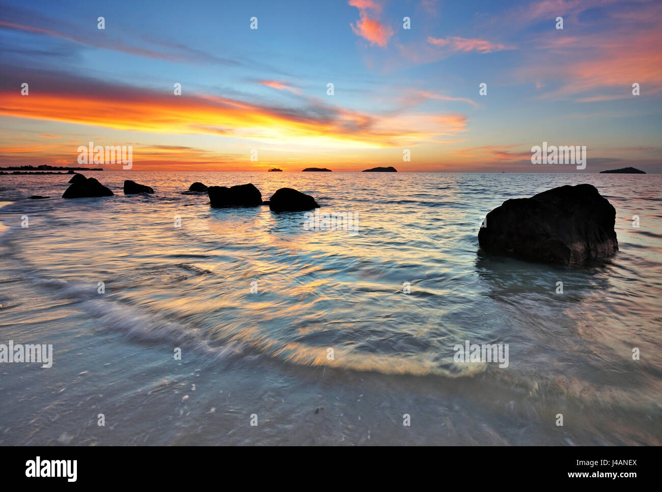 Sonnenuntergang in einem felsigen Strand in Kota Kinabalu, Sabah, Borneo, Malaysia. Stockfoto