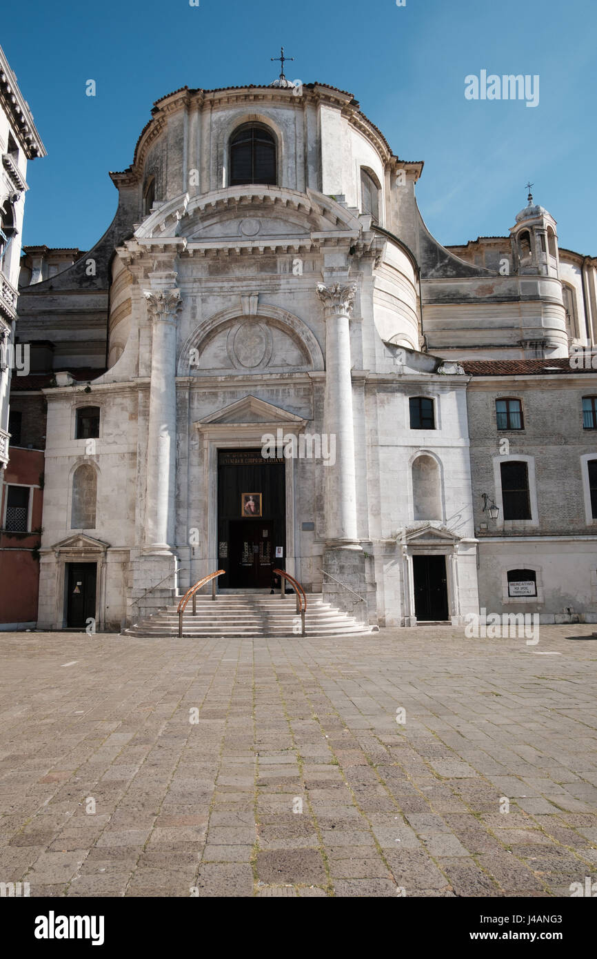 Kirche auf einem Platz in Venedig Stockfoto