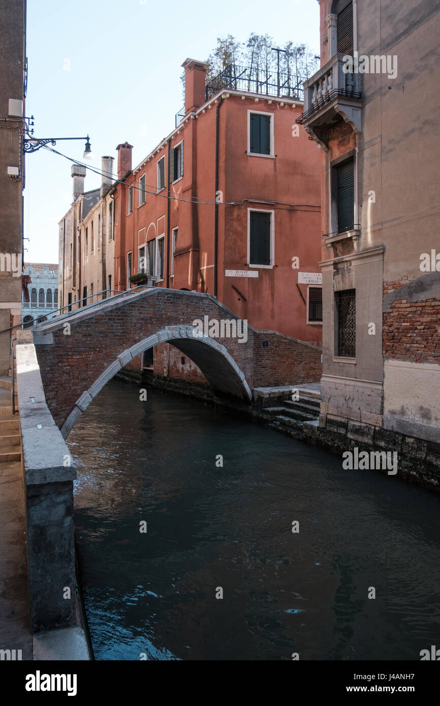 Schmalen Kanal in Venedig mit einer Brücke Stockfoto