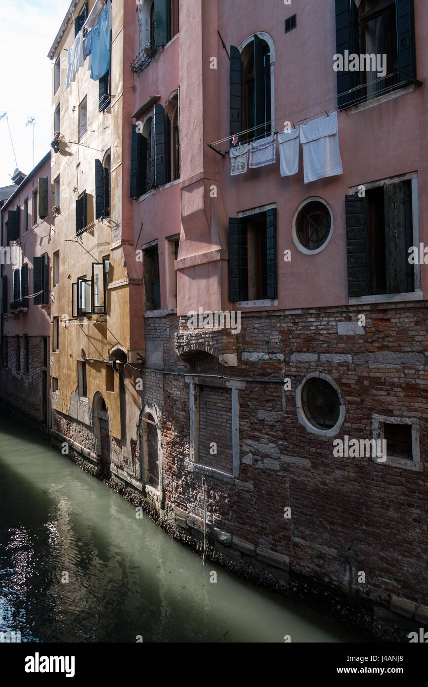 Schmalen Kanal in Venedig Stockfoto