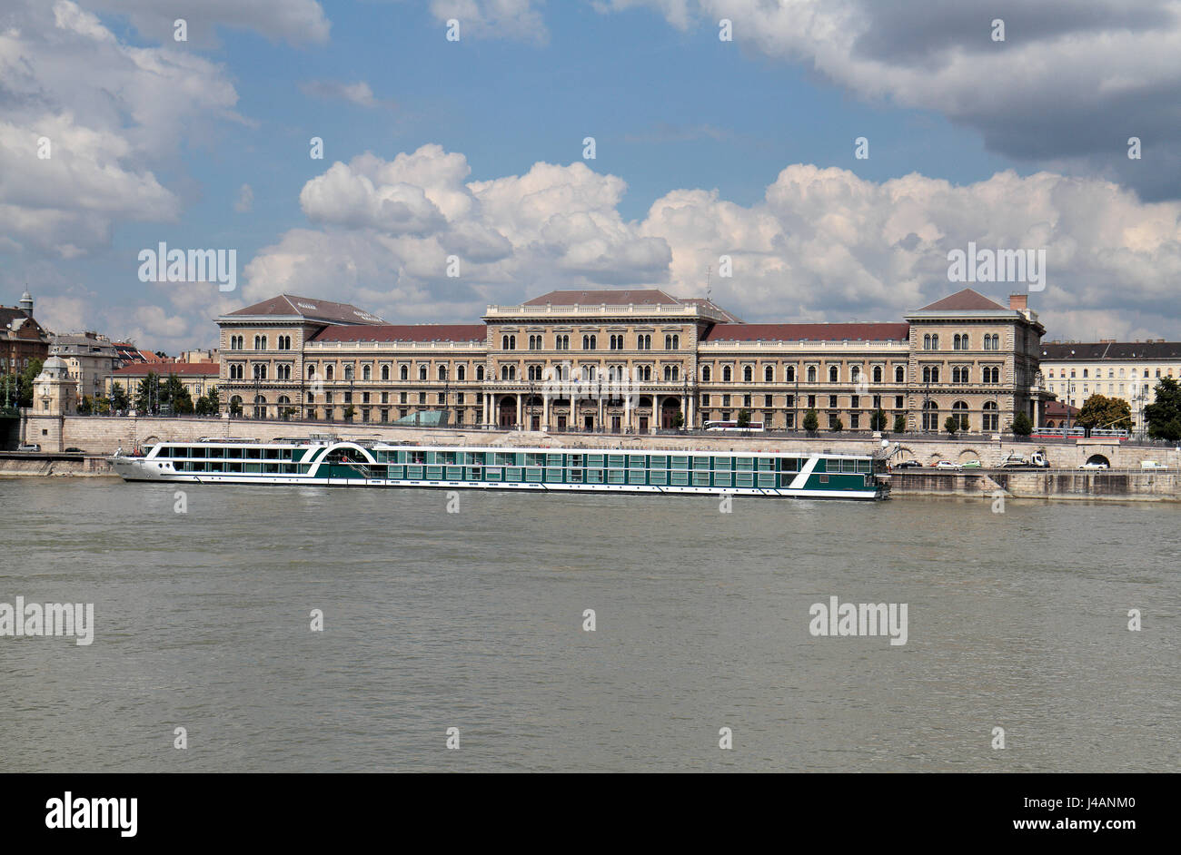Blick über die Donau, die große Markthalle (oder zentralen Markthalle oder "Nagyvasarcsarnok" in Budapest, Ungarn. Stockfoto
